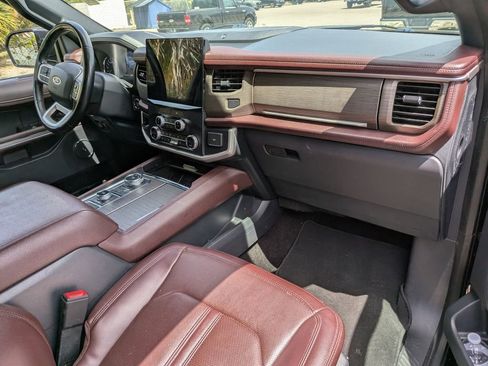 Used 2022 Ford Expedition Max Limited image 13