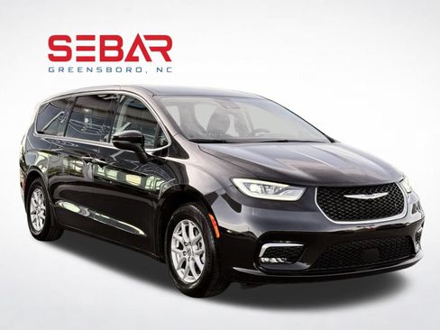 Used 2023 Chrysler Pacifica Touring-L FWD image 8