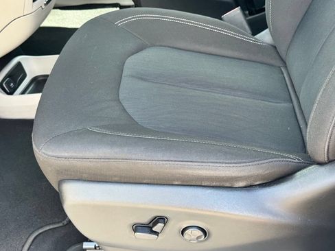 Used 2023 Chrysler Voyager LX FWD image 24