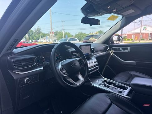 Used 2022 Ford Explorer XLT w/ Equipment Group 202A image 10