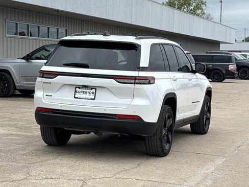 Used 2023 Jeep Grand Cherokee Altitude AWD/4WD image 3