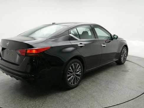 Used 2025 Nissan Altima 2.5 SV image 9