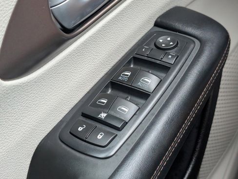 Used 2017 Chrysler Pacifica Touring-L image 41