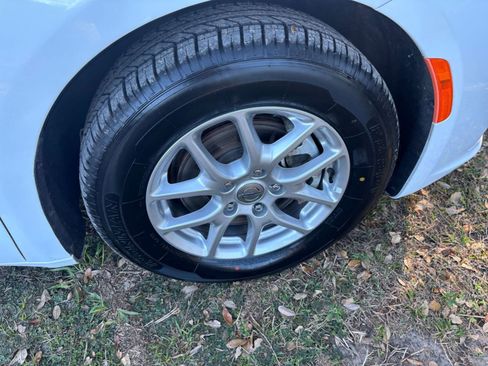 Used 2024 Chrysler Pacifica Touring-L image 32