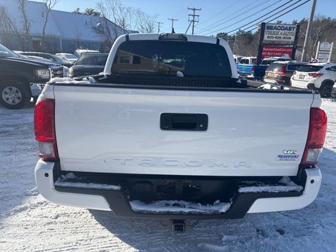 Used 2017 Toyota Tacoma SR5 image 4