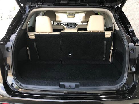 Used 2021 Toyota Highlander XLE image 11