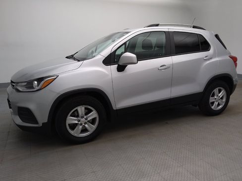 Used 2021 Chevrolet Trax LT w/ LT Convenience Package FWD image 2