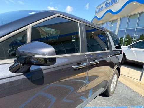 Used 2024 Kia Carnival LX FWD image 11