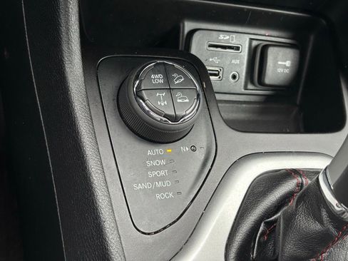 Used 2018 Jeep Cherokee Trailhawk w/ Quick Order Package 27L AWD/4WD image 11