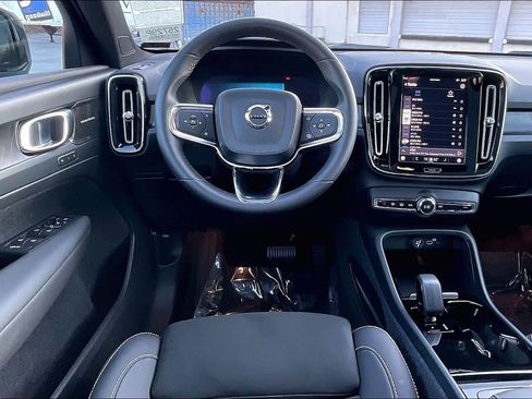 Used 2023 Volvo C40 P8 Recharge Ultimate image 8