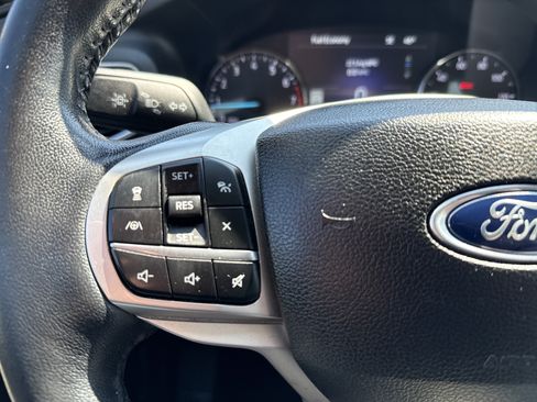 Used 2022 Ford Explorer XLT w/ Equipment Group 202A AWD/4WD image 19