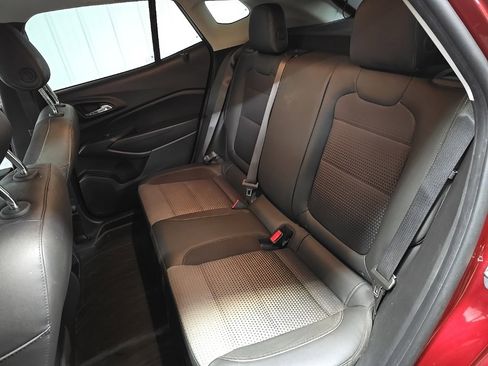 Used 2024 Chevrolet Trax LT w/ Sunroof Package image 32