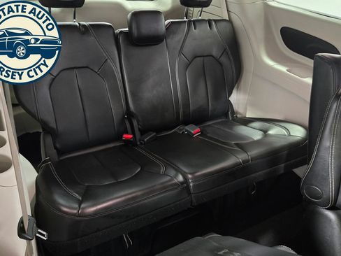 Used 2024 Chrysler Pacifica Limited FWD image 39