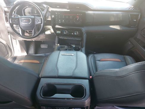 Used 2024 GMC Sierra 2500 AT4 w/ AT4 Preferred Package AWD/4WD image 9