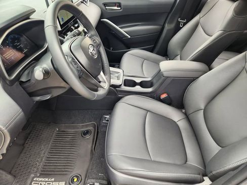 Used 2026 Toyota Corolla Cross XLE w/ Convenience Package FWD image 9