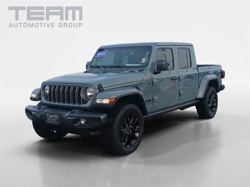 Used 2025 Jeep Gladiator Sport image 3