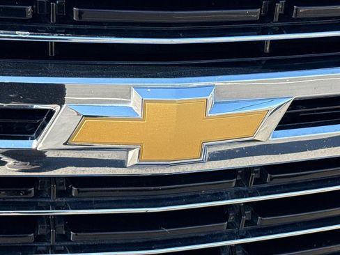 Used 2024 Chevrolet Suburban LT image 8