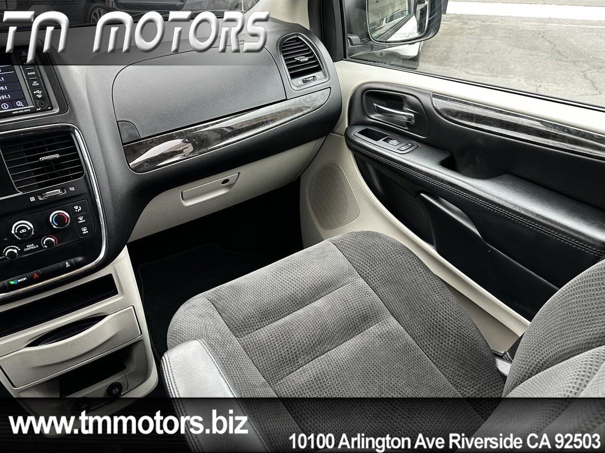 Used 2018 Dodge Grand Caravan SE FWD image 12