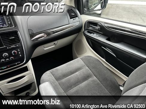 Used 2018 Dodge Grand Caravan SE FWD image 12