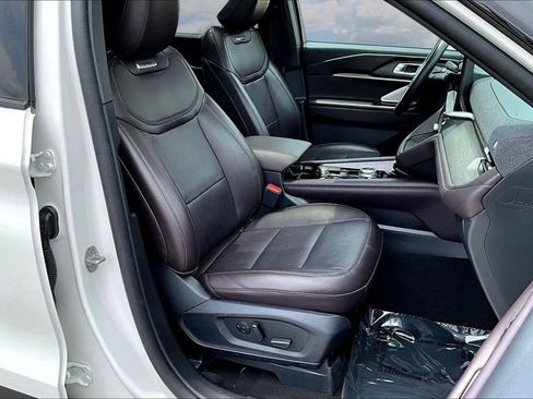Used 2025 Ford Explorer Platinum RWD image 32