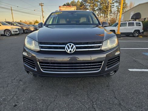 Used 2013 Volkswagen Touareg Sport image 2