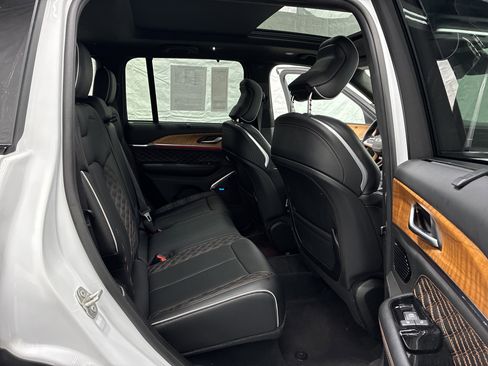 Certified 2024 Jeep Grand Cherokee Summit AWD/4WD image 11