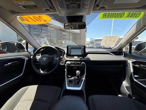 Used 2019 Toyota RAV4 XLE FWD image 18