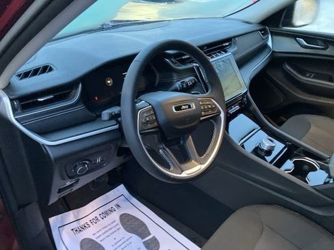 Used 2023 Jeep Grand Cherokee Laredo X image 12