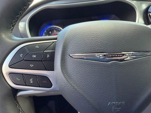 Used 2023 Chrysler Pacifica Touring-L FWD image 27