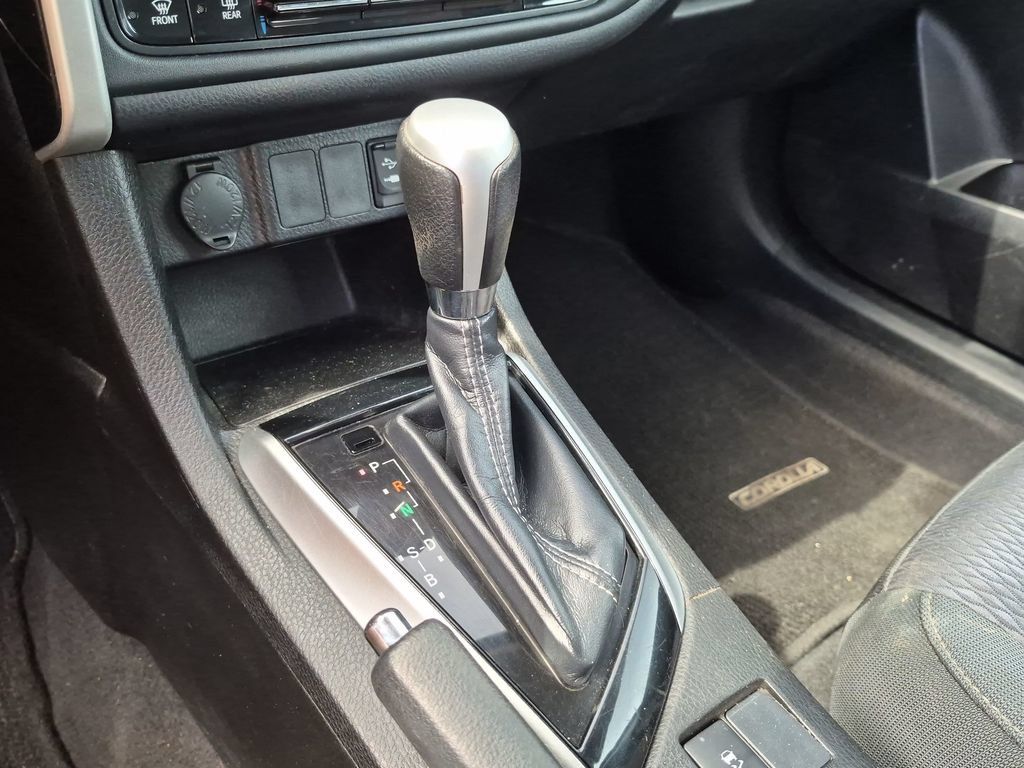 Used 2018 Toyota Corolla LE FWD image 23