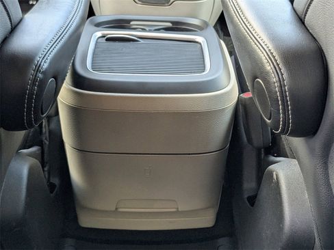 Used 2022 Chrysler Pacifica Touring-L image 16