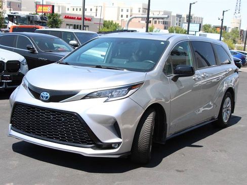 Used 2021 Toyota Sienna XSE AWD/4WD image 4