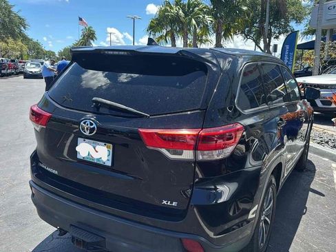 Used 2018 Toyota Highlander XLE image 2