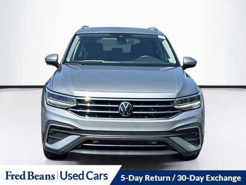 Used 2024 Volkswagen Tiguan SE w/ Panoramic Sunroof Package AWD/4WD image 2