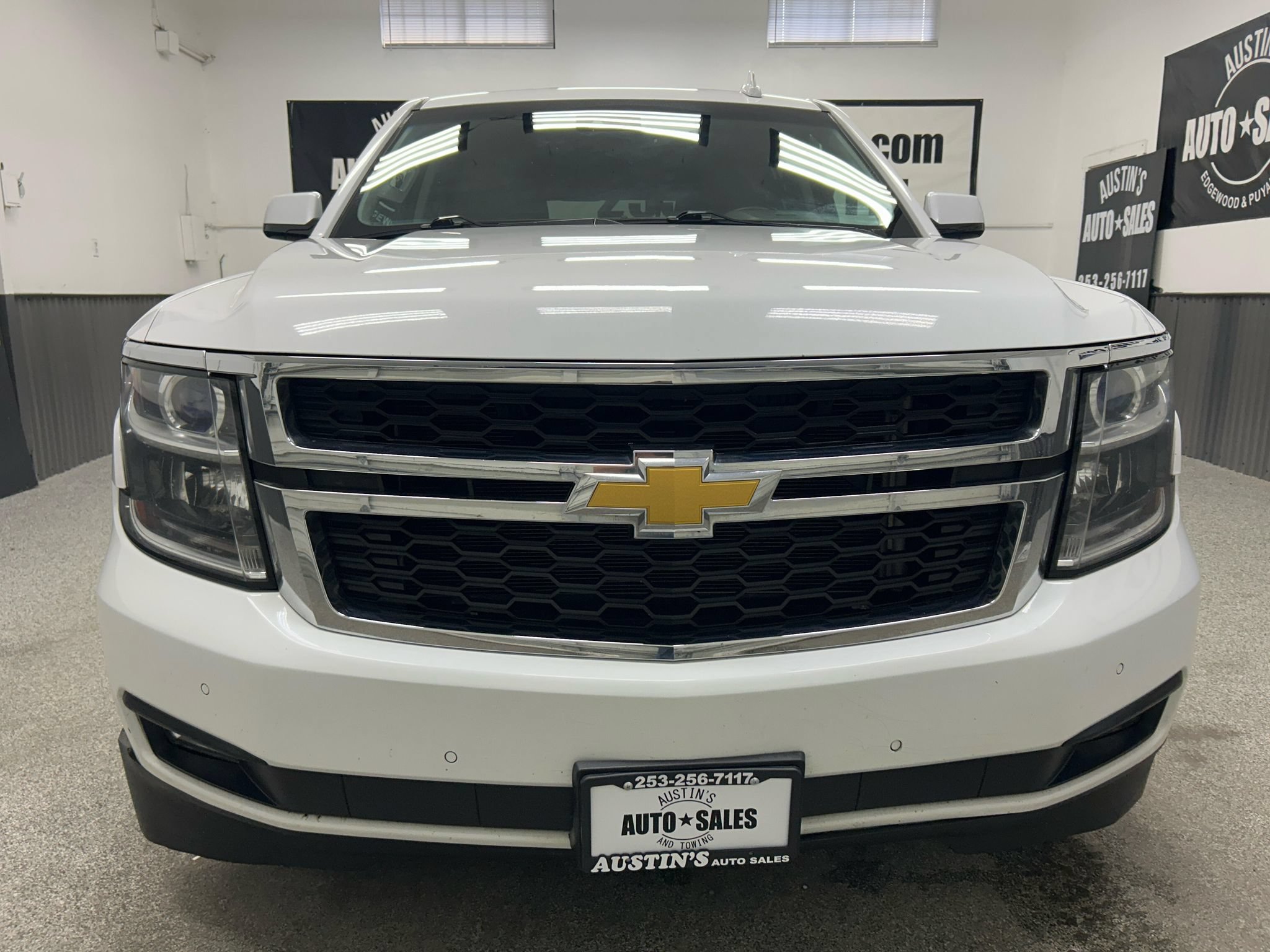 Used 2015 Chevrolet Suburban LT w/ Luxury Package AWD/4WD image 2