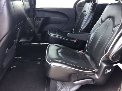 Used 2025 Chrysler Pacifica Limited FWD image 10