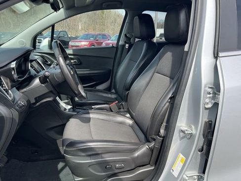 Used 2019 Chevrolet Trax LT w/ LT Convenience Package FWD image 15