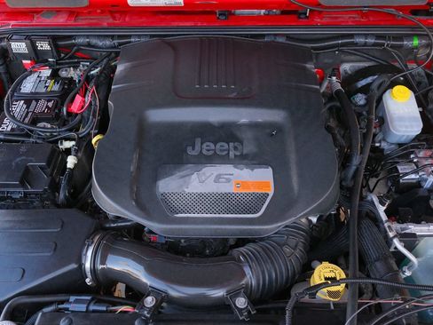 Used 2015 Jeep Wrangler Unlimited Sahara AWD/4WD image 8