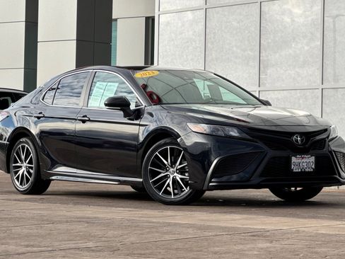 Used 2023 Toyota Camry SE image 2