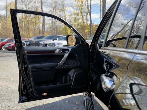 Used 2017 Lexus GX 460 image 25