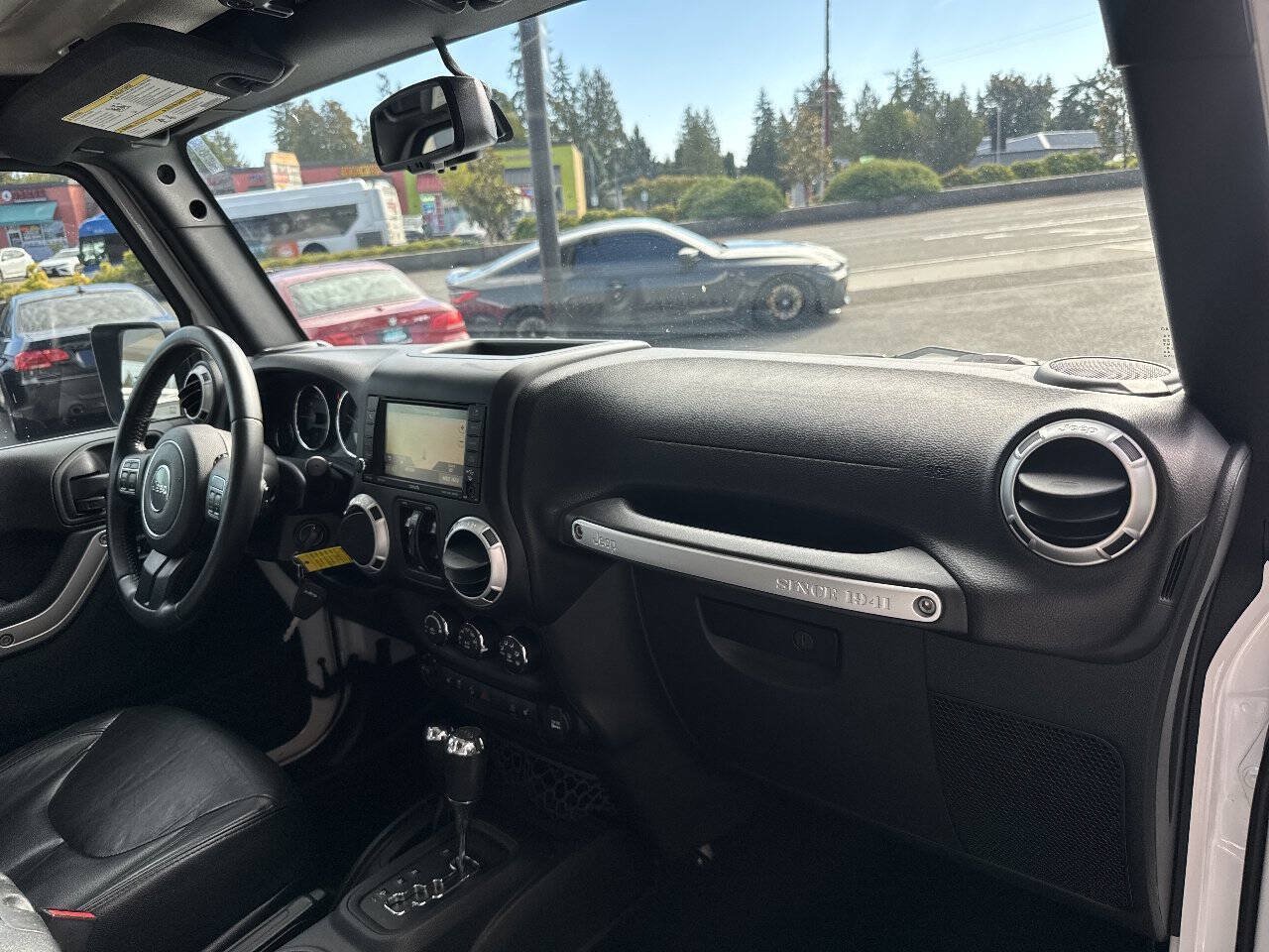 Used 2016 Jeep Wrangler Unlimited Sahara w/ Connectivity Group AWD/4WD image 18