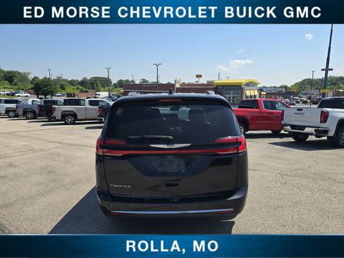 Used 2021 Chrysler Pacifica Touring-L FWD image 4