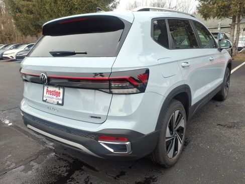 New 2026 Volkswagen Taos SE image 2