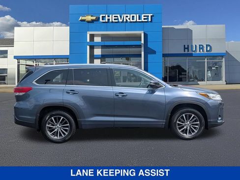 Used 2018 Toyota Highlander XLE w/ Carpet Mat Package (TMS) AWD/4WD image 3