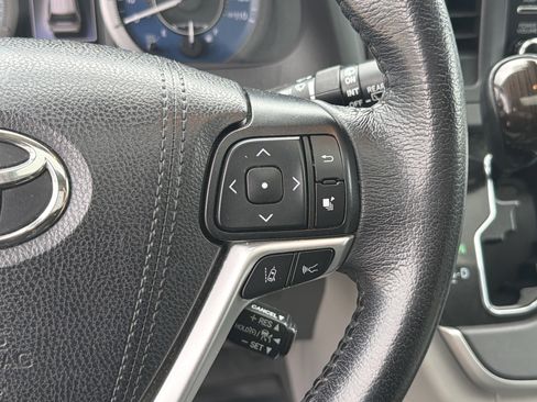 Used 2020 Toyota Sienna XLE w/ XLE Navigation Package FWD image 20