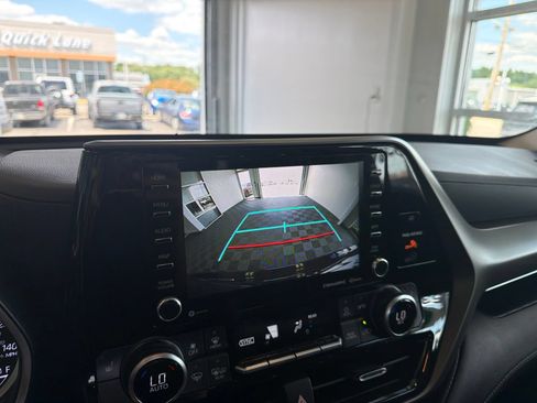 Used 2022 Toyota Highlander XLE AWD/4WD image 31
