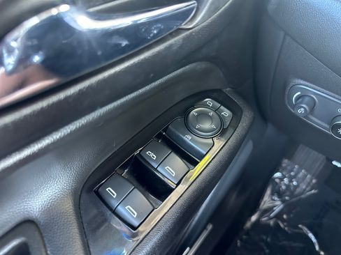 Used 2022 Chevrolet Equinox Premier AWD/4WD image 16