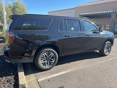 Used 2025 Chevrolet Suburban Z71 image 9