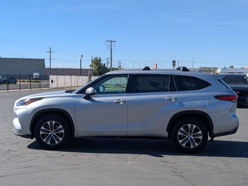 Used 2022 Toyota Highlander XLE AWD/4WD image 9