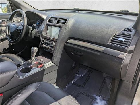 Used 2018 Ford Explorer XLT w/ Equipment Group 202A FWD image 22